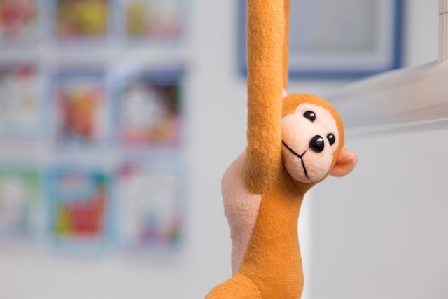 Kuscheltier als Affe